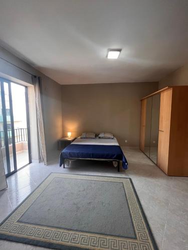 1 dormitorio con cama y ventana grande en 2 Bedroom Apartment, en Marsaskala