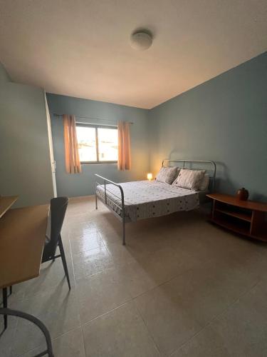 馬爾薩斯卡拉的住宿－2 Bedroom Apartment，一间卧室设有一张床和一个窗口