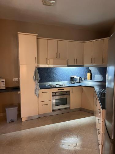 馬爾薩斯卡拉的住宿－2 Bedroom Apartment，厨房配有白色橱柜和炉灶烤箱。