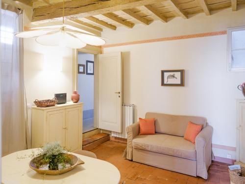 - un salon avec un canapé et une table dans l'établissement La Mezzina - Unique design and crafted lifestyle, à Florence