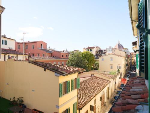 une vue aérienne sur une ville avec des bâtiments dans l'établissement La Mezzina - Unique design and crafted lifestyle, à Florence
