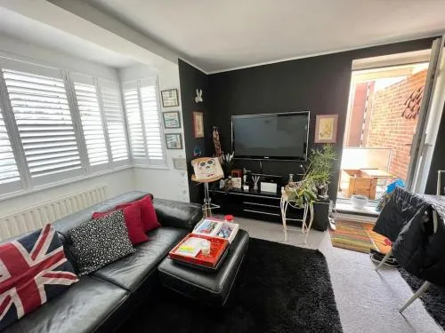 CENTRAL HOVE Large 2 bedroom Private residence with PARKING & BEACH HUT photo 1