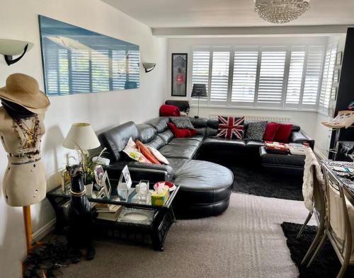 Posezení v ubytování CENTRAL HOVE Large 2 bedroom Private residence with PARKING & BEACH HUT