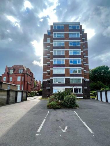 CENTRAL HOVE Large 2 bedroom Private residence with PARKING & BEACH HUT photo 6