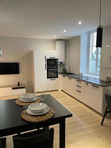 une cuisine avec une table avec des assiettes dessus dans l'établissement Appartement pour 1à2 personnes#2, à Lyon