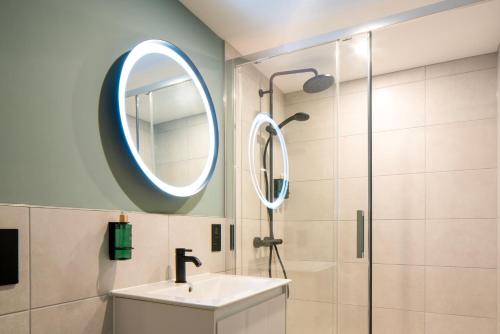 a bathroom with a sink and a mirror at Aparthotel Birmingham in Birmingham