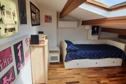 1 dormitorio con 1 cama con edredón azul en Preciosa casa adosada, en Castelldefels