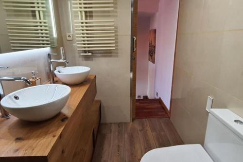 Preciosa casa adosada في كاستيلديفِيلس: حمام مع مغسلتين ومرحاض