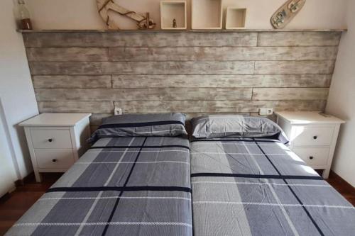 1 dormitorio con 2 camas y 2 mesitas de noche en Preciosa casa adosada, en Castelldefels