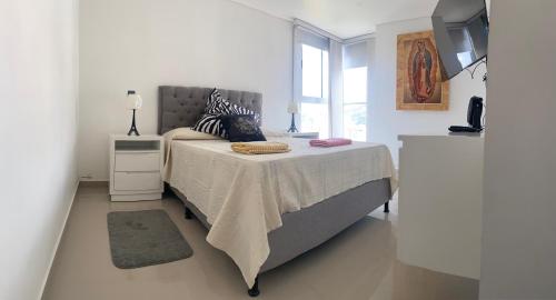um quarto com uma cama com duas toalhas em Tranquilidad en Sabaneta em Sabaneta
