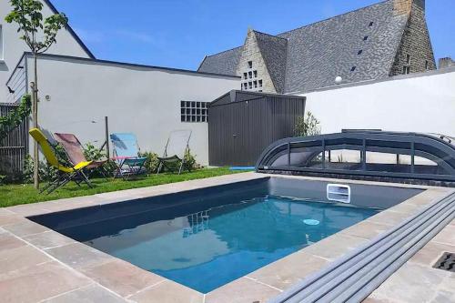 瓦訥的住宿－Superbe Villa avec Piscine Couverte au Port de Vannes，一座房子后院的游泳池