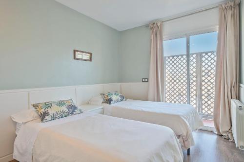una camera d'albergo con due letti e una finestra di Luxury Muntaner Plaza a Barcellona