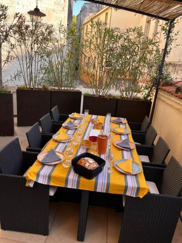 - une table avec des assiettes et un bol de nourriture dans l'établissement La Terrasse du Merle - City center, à Avignon