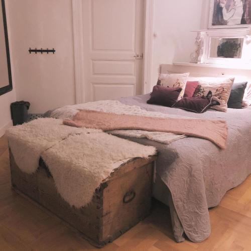ein Schlafzimmer mit einem großen Bett mit einer Holzkiste in der Unterkunft Boutique Hotel Caramel in Jönköping
