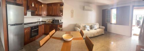kuchnia ze stołem i kanapą w pokoju w obiekcie Playa Chica apartment w Puerto del Carmen