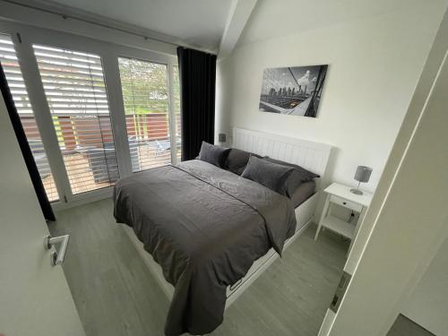 Un dormitorio con una cama grande y una ventana en Amt11 - Relax / family / home-office, en Bad Wörishofen