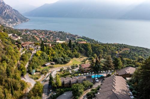 miasto na wzgórzu obok wody w obiekcie Residence Oasi w mieście Limone sul Garda