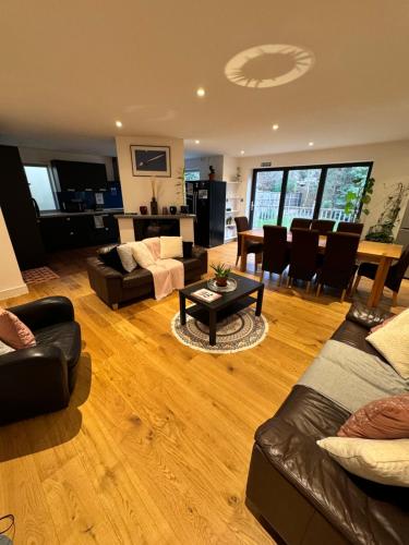 ein Wohnzimmer mit einem Sofa und einem Tisch in der Unterkunft En-suites and Rooms Near Wembley Stadium in London
