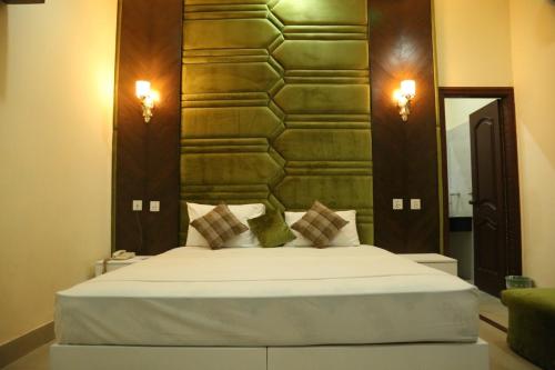 Postel nebo postele na pokoji v ubytování Hotel PAK Continental Multan