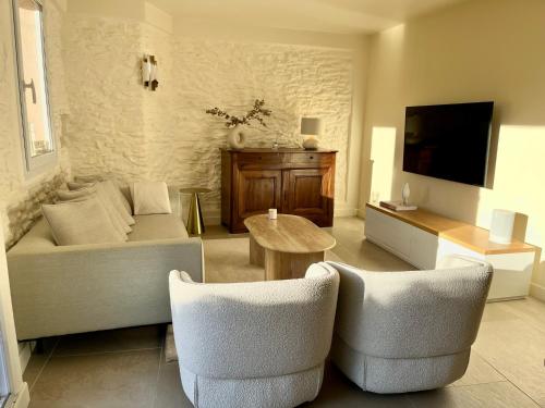 sala de estar con sofá, 2 sillas y mesa en La Maison Jaune, une expérience inoubliable, en Villes-sur-Auzon