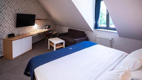 Postel nebo postele na pokoji v ubytování HOTEL Hraniční zámeček