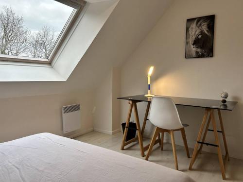 - une chambre avec un bureau, un lit et une fenêtre dans l'établissement 956 - Maison 6p, à 15min du Val-André et d'Erquy., à Hénansal