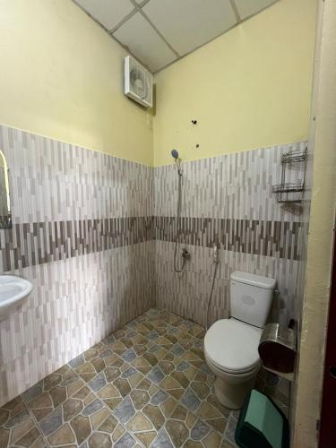 Ένα μπάνιο στο Tony - Home For Rent