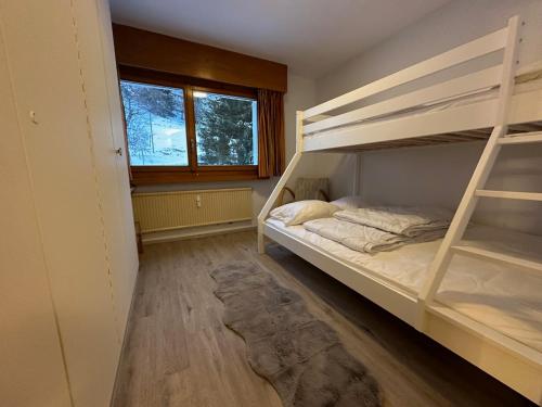 - une chambre avec 2 lits superposés et une fenêtre dans l'établissement Les Dents du Midi A10, à Leysin