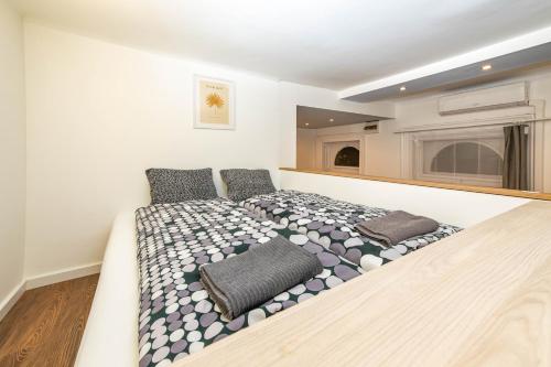 1 dormitorio con 1 cama grande y 2 almohadas en Historical building Brody Apartment en Budapest
