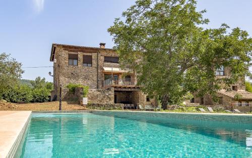The swimming pool at or close to Can Riera de Montagut - Masia per 20 persones