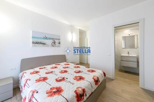 een witte slaapkamer met een bed en een badkamer bij Residence Baia Bianca in Lido di Jesolo