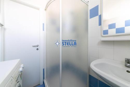 リド・ディ・イエゾロにあるCondominio Michelangeloのバスルーム(シャワー、ドアの看板付)
