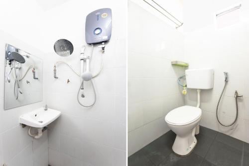 ein Bad mit einem WC und einem Waschbecken in der Unterkunft Sg Rengit City Resort 1 in Kampung Sungai Rengit