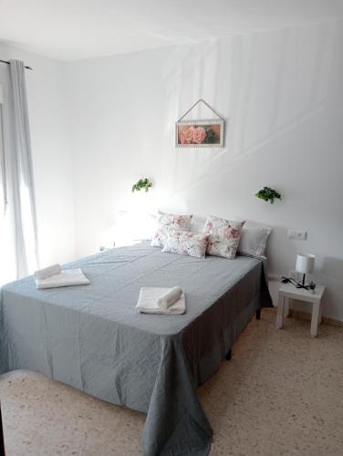 1 dormitorio con 1 cama con 2 toallas en Vivienda turistica hinojos, en Hinojos