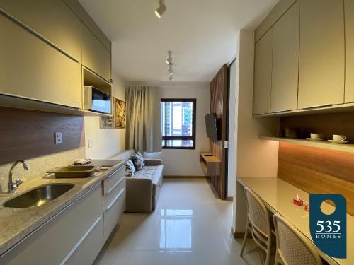 uma cozinha com um lavatório e uma sala de estar em Lindo Apartamento Quarto e Sala em Salvador em Salvador