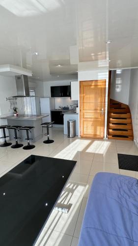 une grande cuisine avec une table et des chaises. dans l'établissement Magnifique maison située à 14 km de la Tour Eiffel, à Igny