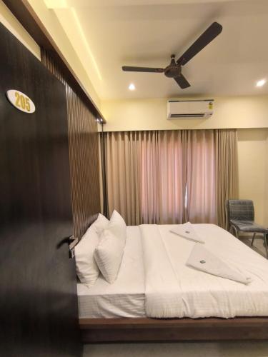 Una cama o camas en una habitación de Sharan Residency