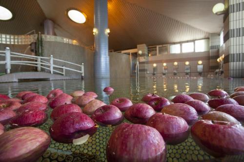 Un mucchio di cipolle rosse su un tavolo di Hotel Apple Land a Hirakawa