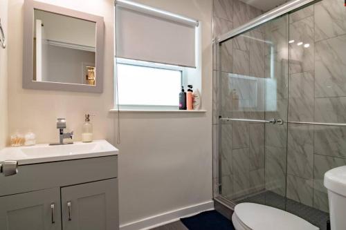 uma casa de banho com um chuveiro, um lavatório e um WC. em French design Luxurious Downtown 3br/2ba that sleeps 8 guests with Optional Valet Parking em Chicago