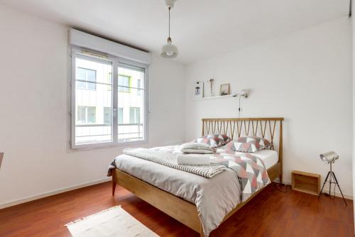 - une chambre avec 2 lits et une fenêtre dans l'établissement Chic apart with terrace and parking, à Bobigny