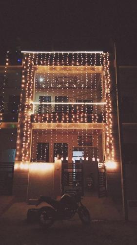 ein beleuchtetes Gebäude mit Weihnachtslichtern in der Unterkunft Daughter's Home in Jaipur