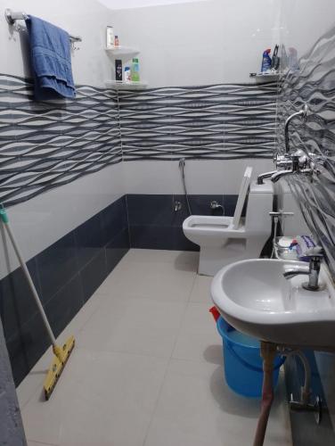 ein Bad mit einem Waschbecken und einem WC in der Unterkunft Daughter's Home in Jaipur