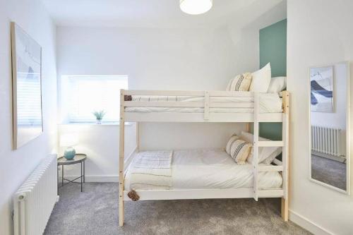 a bedroom with two bunk beds in a room at Luxury 2 Bedroom Fully Loaded Apartment in Redcar