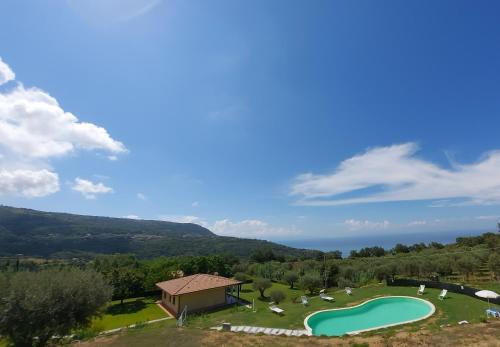 una vista sul tetto di una piscina in un campo con una casa di Villa Mimosa Tropea a Ricadi