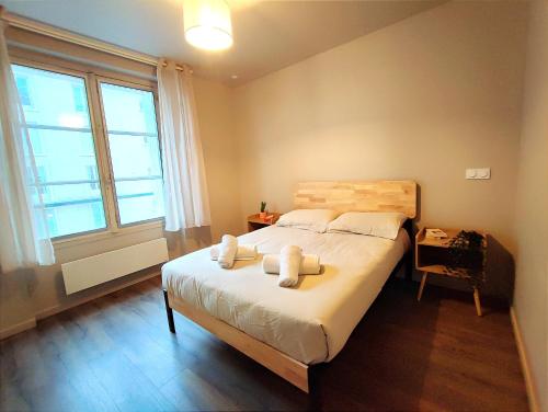 une chambre avec un lit et une grande fenêtre dans l'établissement Le Cocon Design - Gare / Centre ville de Caen, à Caen
