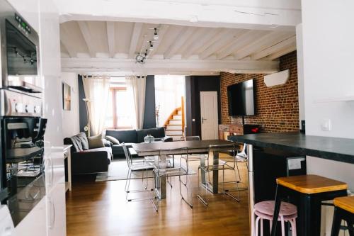 une cuisine et un salon avec une table et des chaises dans l'établissement Magnifique duplex de 90m² au coeur de Lille, à Lille