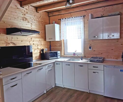 Kuchyňa alebo kuchynka v ubytovaní Domek Na Starej Cegielni