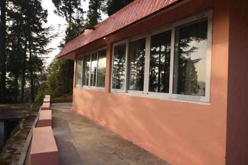 a row of windows on the side of a building at The Deodar Inn in Pauri