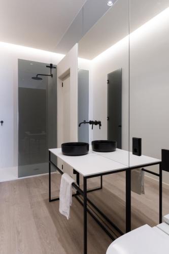 a bathroom with two sinks on a table with mirrors at Cosy Loft's Valencia in Catarroja