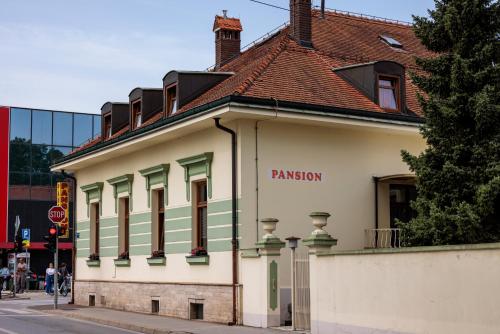 a building on the corner of a street at Pansion Maltar Varaždin in Varaždin